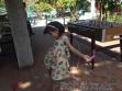 孤児院で縄跳びをする女の子