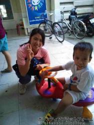 孤児院の子どもは車のおもちゃに乗って遊ぶのが好きでした。 ぼらぷらベトナム スタディツアー