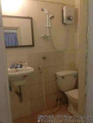 ゲストハウスのトイレ兼シャワー室 ぼらぷらカンボジア スタディツアー