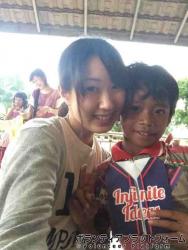 孤児院での活動。折り紙でユニフォームを作りプレゼント。 ぼらぷらカンボジア スタディツアー