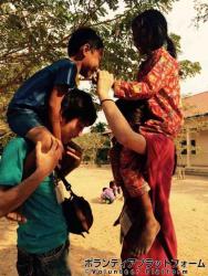 肩車肩車♪ ぼらぷらカンボジア 教育ボランティア