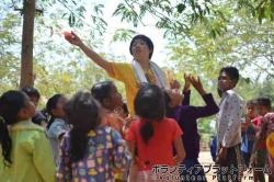 シャボン玉で遊ぶ様子 ぼらぷらカンボジア 教育ボランティア