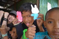 孤児院でみんなで折り紙！！ ぼらぷらカンボジア スタディツアー