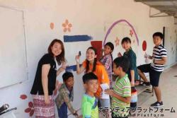 皆で楽しく校舎を賑やかに！ ぼらぷらカンボジア 教育ボランティア