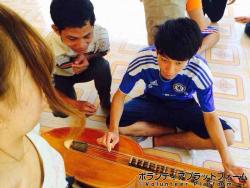 現地の楽器を教わる ぼらぷらカンボジア スタディツアー