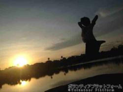 アンコールワットでの夕陽をバックにジャンプ！ ぼらぷらカンボジア スタディツアー