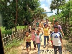 孤児院でのお別れでバスを追いかけてまで手を振ってくれる子ども達 ぼらぷらカンボジア スタディツアー