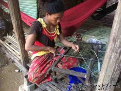 カンボジアの伝統的な織物を守るための村見学。全部手織りなんてすごい！ ぼらぷらカンボジア スタディツアー