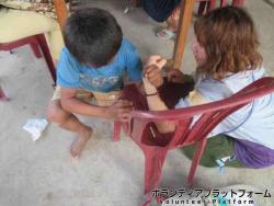 養護施設の子ども達と 本気で腕相撲！ 小学生だと甘くみてたら、、あら、、 ぼらぷらカンボジア スタディツアー