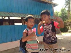 孤児院にアイスクリーム屋さんがきてくれたよ！おいしー！ ぼらぷらカンボジア スタディツアー