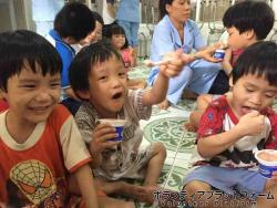 買ってきたアイスを食べる子供たち ぼらぷらベトナム スタディツアー