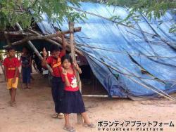 屋根が落ちてしまった教室、でも笑顔との対比がいいなあ ぼらぷらカンボジア 教育ボランティア