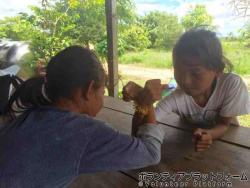 腕相撲で遊ぶ子どもたち ぼらぷらカンボジア スタディツアー