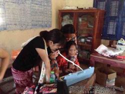カントリーロード演奏中 ぼらぷらカンボジア 教育ボランティア