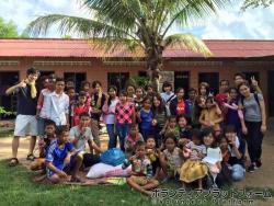 孤児院での集合写真 ぼらぷらカンボジア スタディツアー