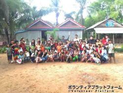 孤児院で集合写真 ぼらぷらカンボジア スタディツアー