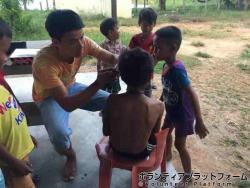 休み時間。先生が髪切ってくれるんだって。さっぱりイケメンになってました。 ぼらぷらカンボジア 教育ボランティア