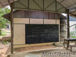 現地の学校の写真。戦後すぐの青空教室を思わせた。 ぼらぷらカンボジアSDGs海外ボランティア研修