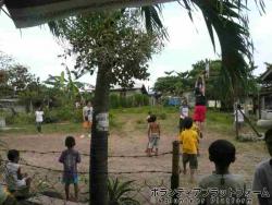 村のいたるところにあるバスケットボールコート。 ぼらぷらセブ島　日韓比マングローブ植林ボランティア