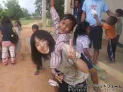 ２人でにっこり(笑) ぼらぷらカンボジア 教育ボランティア