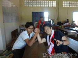 ソフィアップと腕相撲 ぼらぷらカンボジア 教育ボランティア