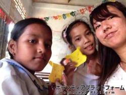 小学校で折り紙遊び ぼらぷらカンボジア スタディツアー