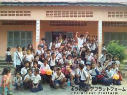 小学校で集合写真 ぼらぷらカンボジア スタディツアー