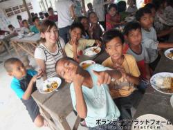 みんなで楽しくカレーを食べています。 ぼらぷらカンボジア スタディツアー
