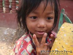 一人で小学校の隅っこにいた女の子、話しかけると笑ってピースしてくれました＾＾ ぼらぷらカンボジア スタディツアー