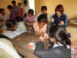 休み時間に折り紙 ぼらぷらカンボジア 教育ボランティア