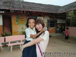 無料教育での英語の授業後に仲良くなった女の子 ぼらぷらカンボジア　UNICEF事務所訪問 スタディツアー　モニタープラン