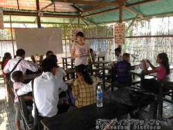 村のフリースクールにて　みんなとても真剣に楽しんで授業を受けていました。中国語の授業での一コマ ぼらぷらカンボジア　UNICEF事務所訪問 スタディツアー　モニタープラン