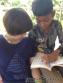 カンボジアの指差し会話帳で孤児院の子どもに読み方を教えてもらいました。