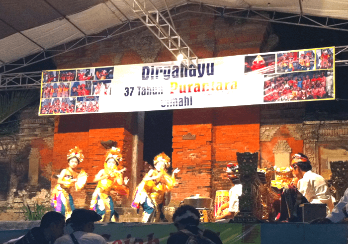 バリ島の伝統的なバロン舞踊鑑賞