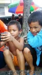 貧困地区の食料配給のときに出会った男の子２人です。 ぼらぷらフィリピン　スタディツアー　AE-2015.3.31