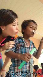 孤児院を訪れたときの写真です。シャボン玉を頑張って吹いてます。 ぼらぷらカンボジア スタディツアー