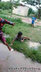 雨でも関係なしに外で転げ回ってる(笑) ぼらぷらカンボジア 教育ボランティア