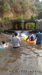 アカ族の子供たちと川で水遊び ぼらぷらタイ ボランティア
