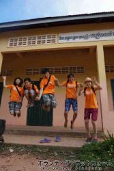 校舎の前でジャンプ ぼらぷらカンボジア 教育ボランティア