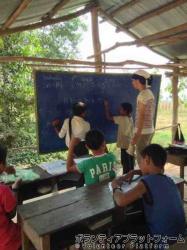 子ども達が前に出て答えを書いています ぼらぷらカンボジア 教育ボランティア