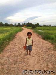 この道を通って学校に行きます ぼらぷらカンボジア 教育ボランティア