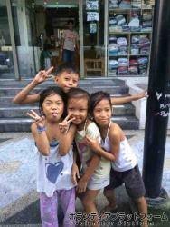 すぐに集まってくる子供たちはとっても可愛い！ ぼらぷらフィリピン　スタディツアー　AE-2015.3.31