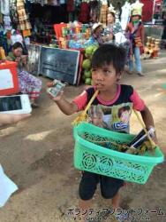 物を売る子ども ぼらぷらカンボジア スタディツアー