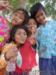 休み時間　仲良しな4人☆ ぼらぷらカンボジア 教育ボランティア