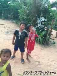 シャボン玉で遊ぶ子供たち ぼらぷらカンボジア 教育ボランティア