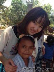 村の学校の子供と ぼらぷらカンボジア スタディツアー