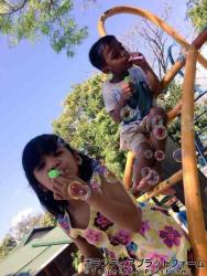 孤児院で子供たちとシャボン玉をした際の写真です ぼらぷらフィリピン　スタディツアー　AE-2015.3.31