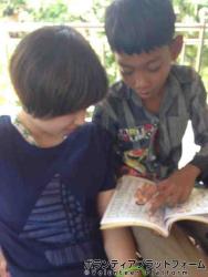 カンボジアの指差し会話帳で孤児院の子どもに読み方を教えてもらいました。 ぼらぷらカンボジア スタディツアー