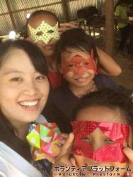 みんな折り紙で遊ぶのが大好き ぼらぷらカンボジア 教育ボランティア