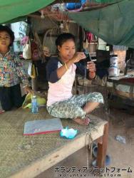 ビーズを糸に通し、アクセサリーを作っている。自分も少し手伝った。 ぼらぷらカンボジア 教育ボランティア